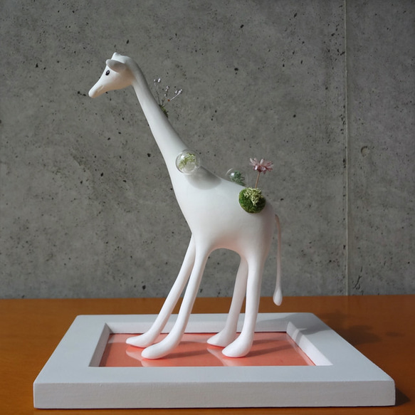 moss giraffe（モスジラフ）glassシリーズ_キリンと植物の置物 2枚目の画像