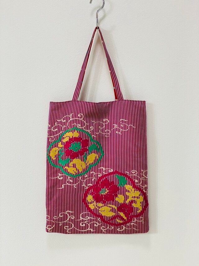 縞に花模様帯の手提げバッグ　裏地赤色格子柄銘仙着物地