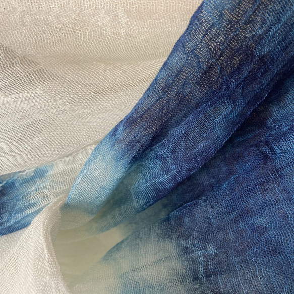 手染め、本藍染コットンガーゼ大判ふわふわストール（COTTON100％） 6枚目の画像