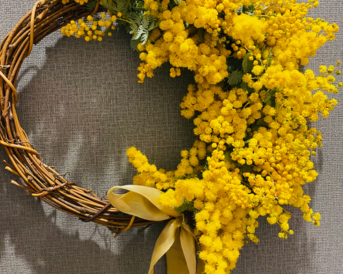 3.ミモザハーフリース フレッシュミモザのハーフリース ゴールドリボン リース six flowers