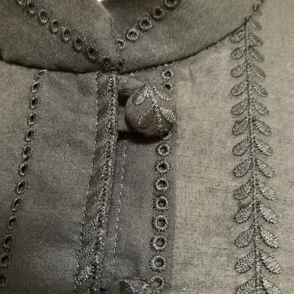 綿ローン刺繍生地ハンドメイドワンピース黒長袖 3枚目の画像