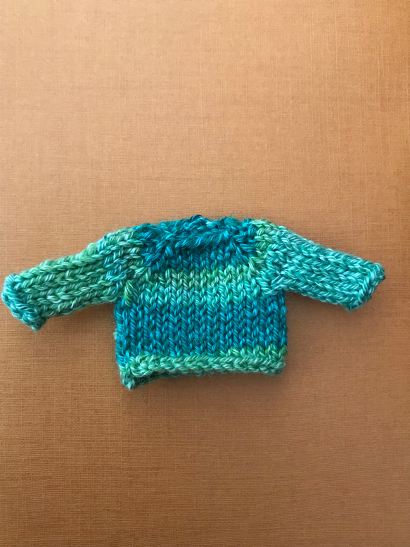 オビツ11グリーンのグラデーションの手編みのセーター 1枚目の画像