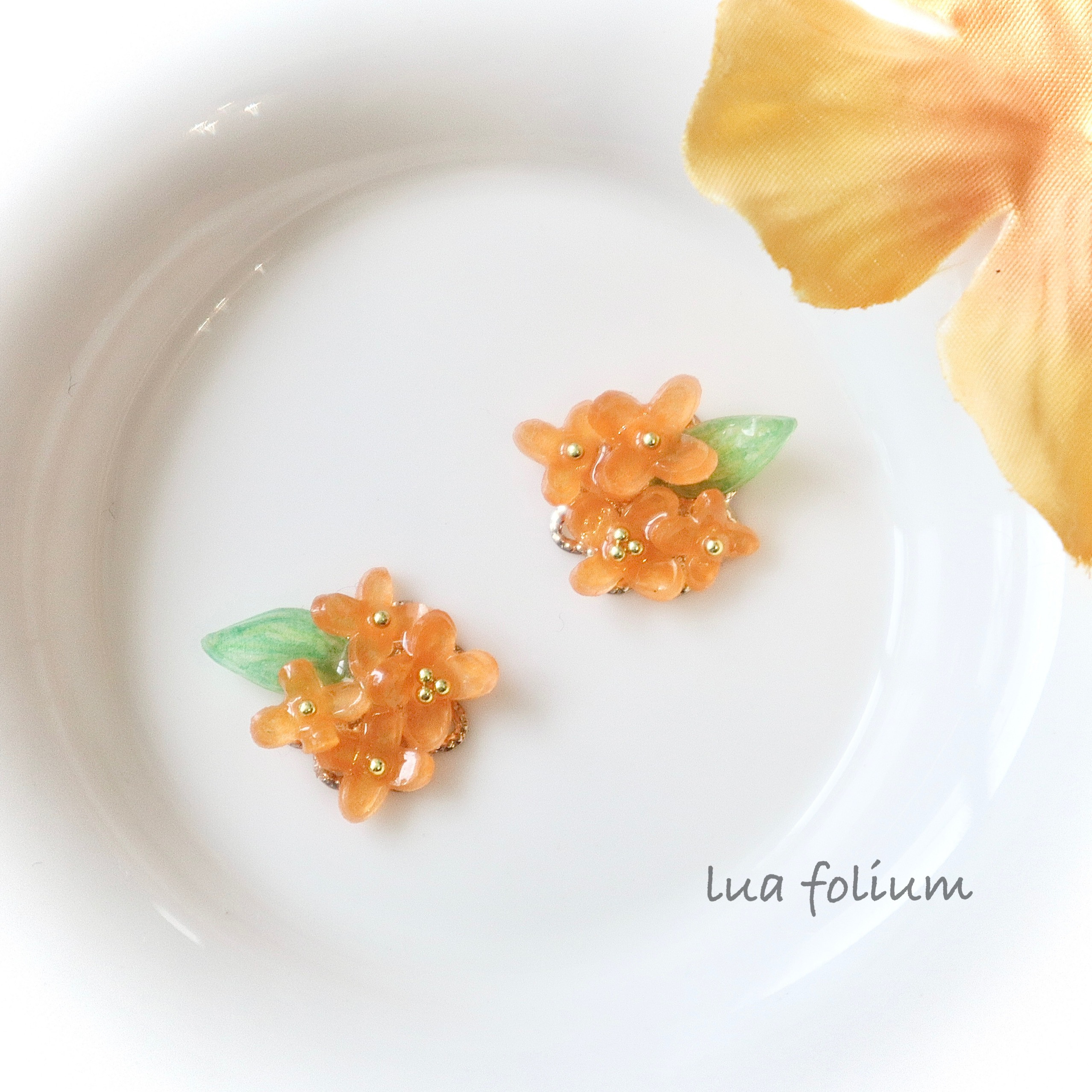 金木犀の ピアス イヤリング☆プラ板お花 キンモクセイ ピアス