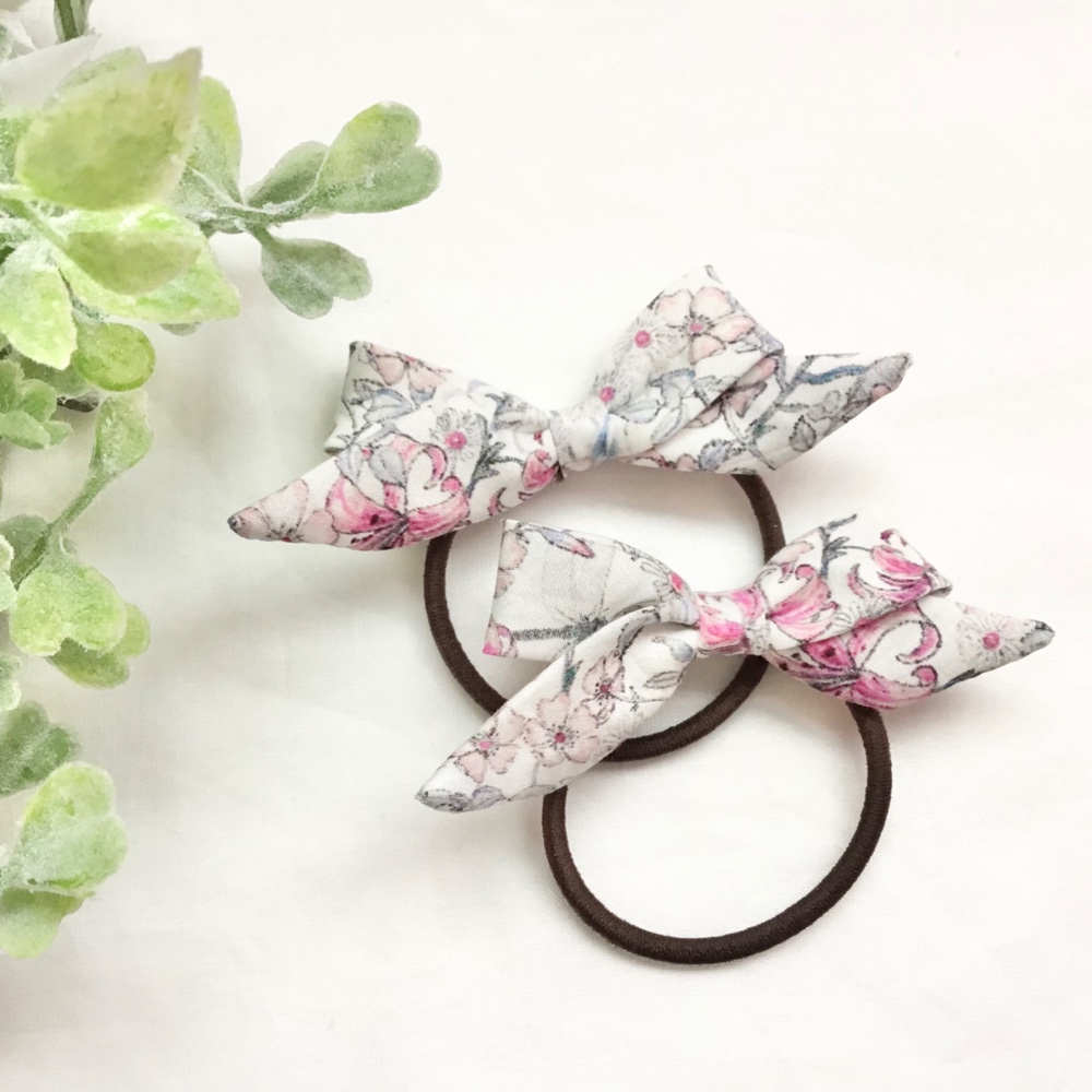 【102】リバティプリント使用　ハンドメイド　ヘアゴム　ヘアピン　4個セット 102】リバティプリント使用ハンドメイドヘアゴムヘアピン4個セット