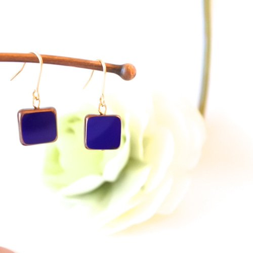 フランス製ビーズのSquareピアス(ロイヤルブルー)・イヤリング・樹脂
