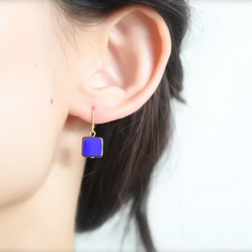 フランス製ビーズのSquareピアス(ロイヤルブルー)・イヤリング・樹脂