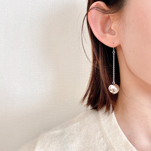 シルバー　グレー　シンプル　ボール　ハンドメイド　イヤリング　アクセサリー　銀 どんなコーデにも合わせやすい シンプルな揺れるボール（シルバー）の