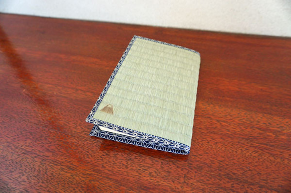 四方縁 畳ブックカバー富士山～麻の葉縁 紺～新書サイズ 1枚目の画像