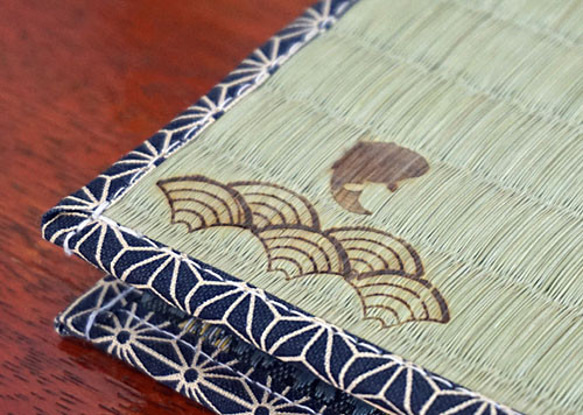 四方縁 畳ブックカバー鯛と青海波～麻の葉縁 紺～文庫サイズ 2枚目の画像