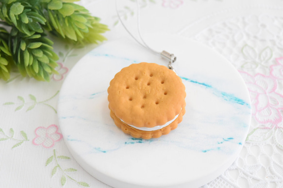 食品サンプル クリームサンドクッキー(白) ストラップ 1枚目の画像