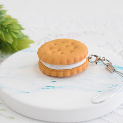 食品サンプル クリームサンドクッキー(白) ストラップ 3枚目の画像