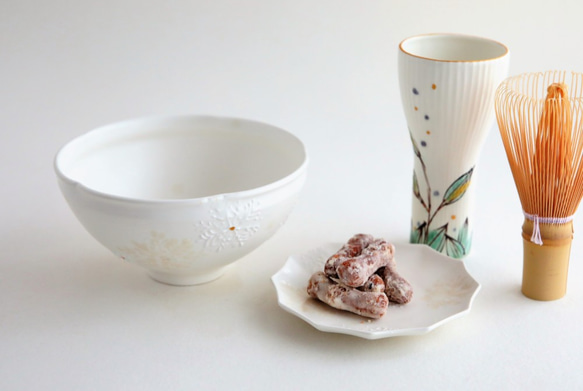 雪結晶の抹茶碗　砂糖衣の抹茶茶碗雪結晶　布袋と手描きの桐箱入り砂糖衣（アイシング）のような質感の 釉薬に覆わた雪結晶模様 7枚目の画像