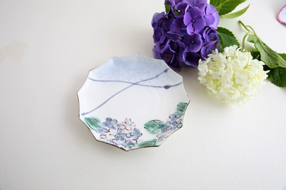 12角お皿「モコモコ青紫小花砂糖衣（アイシング）のような質感の 青紫小花 1枚目の画像