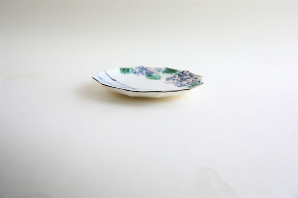 12角お皿「モコモコ青紫小花砂糖衣（アイシング）のような質感の 青紫小花 3枚目の画像