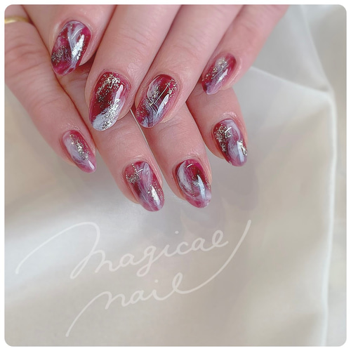 個性派ネイルチップ ボルドーニュアンスネイル 濃いめ 赤 きれい 普段  