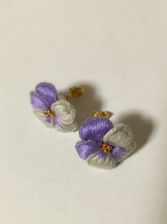 パンジー刺繍のピアス 3枚目の画像