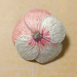 お花刺繍のヘアクリップ 1枚目の画像