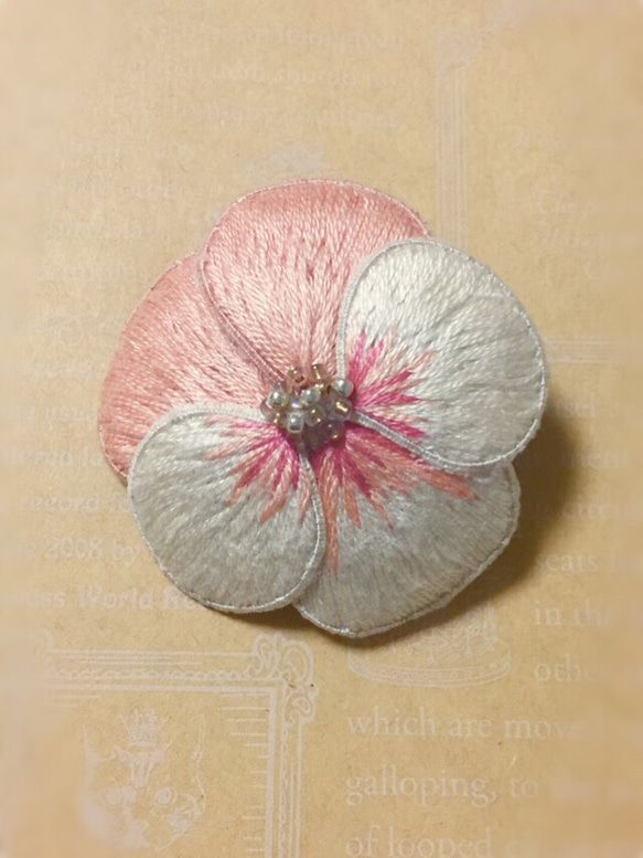 お花刺繍のヘアクリップ 1枚目の画像