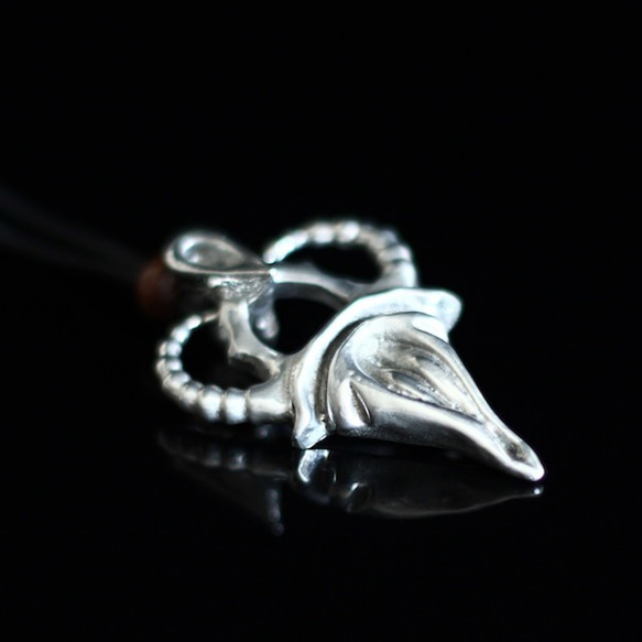 Angel Fish Heart Pendant レザーコード ネックレス 2枚目の画像