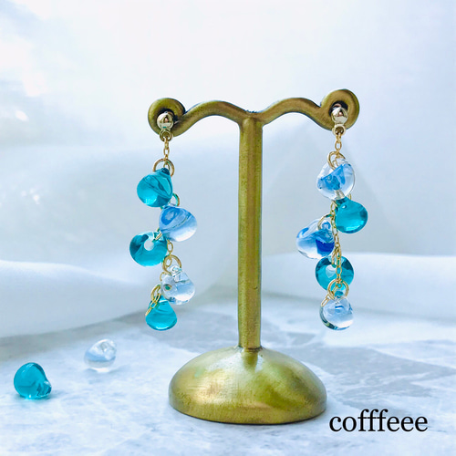 ティアドロップビーズ(ブルー)のピアス/イヤリング ピアス（スタッド