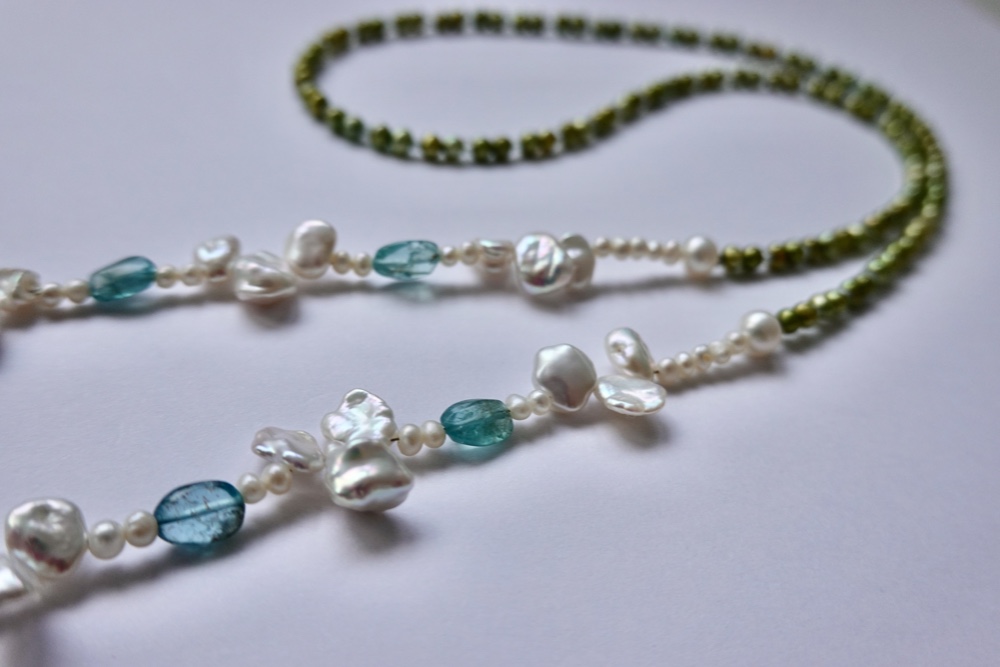若草色パールとキャンディ色のアパタイトメガネ・マスクチェーン