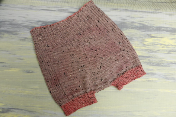 洗濯機で洗えるネップ入りメリノウールの毛糸のパンツ 　Sappan Wood で手染めしたヤーン 1枚目の画像
