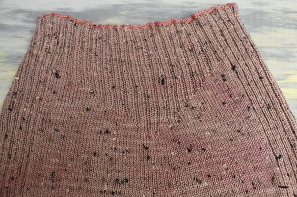 洗濯機で洗えるネップ入りメリノウールの毛糸のパンツ 　Sappan Wood で手染めしたヤーン 2枚目の画像