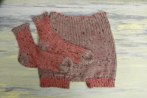 洗濯機で洗えるネップ入りメリノウールの毛糸のパンツ 　Sappan Wood で手染めしたヤーン 4枚目の画像