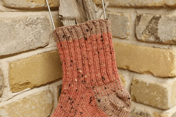 洗濯機で洗える手編みの靴下　Sappan Wood　ゆったりサイズ 5枚目の画像