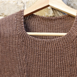 人気のDelilah　蘇芳染め　脱ぎ着がとっても楽な総ゴム編みのMサイズベスト　スーパーウオッシュメリノウールと竹繊維 2枚目の画像