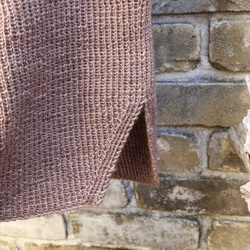 人気のDelilah　蘇芳染め　脱ぎ着がとっても楽な総ゴム編みのMサイズベスト　スーパーウオッシュメリノウールと竹繊維 3枚目の画像