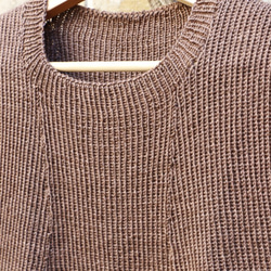 人気のDelilah　蘇芳染め　脱ぎ着がとっても楽な総ゴム編みのMサイズベスト　スーパーウオッシュメリノウールと竹繊維 4枚目の画像