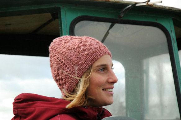 Tennison 　カシミア+シルク+アルパカ　軽くて暖か　ローズクォーツのアラン編みのニット帽　 1枚目の画像