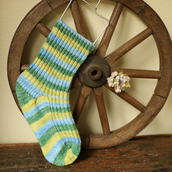 Klara　手染めのSelf Stripeのヤーンで編んだ靴下 1枚目の画像