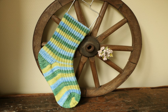 Klara　手染めのSelf Stripeのヤーンで編んだ靴下 1枚目の画像