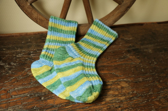 Klara　手染めのSelf Stripeのヤーンで編んだ靴下 3枚目の画像