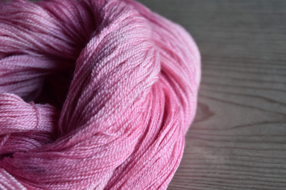 Nadeshiko Iro 手染めの極細毛糸　80% Extra Fine Merino + 20% Silk 3枚目の画像