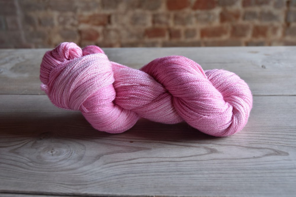 Nadeshiko Iro 手染めの極細毛糸　80% Extra Fine Merino + 20% Silk 4枚目の画像