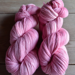 Nadeshiko Iro 手染めの極細毛糸　80% Extra Fine Merino + 20% Silk 5枚目の画像