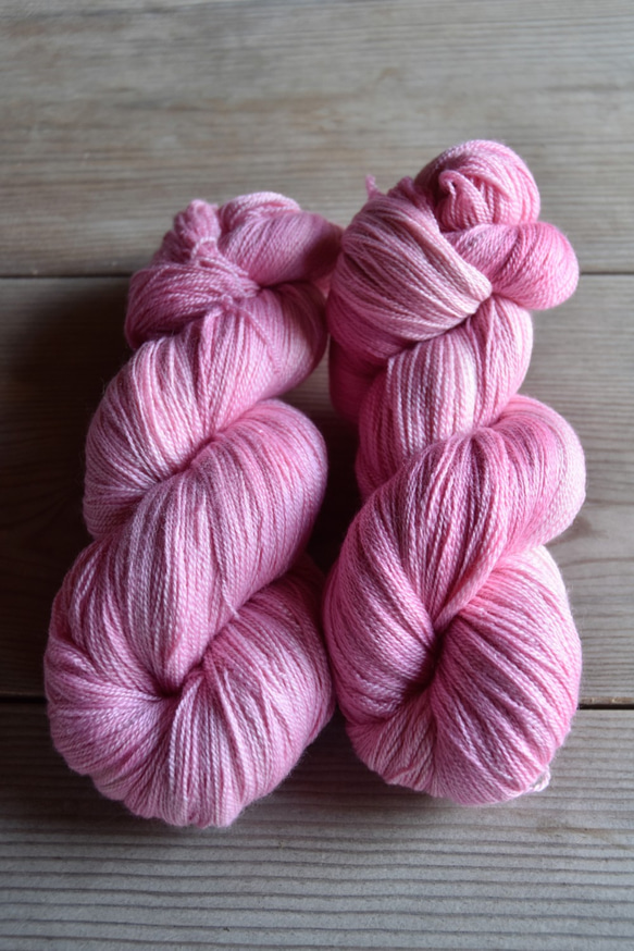 Nadeshiko Iro 手染めの極細毛糸　80% Extra Fine Merino + 20% Silk 5枚目の画像