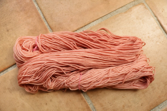草木染のス－パ－ウオッシュメリノウ－ル100％　編みやすく、最高の手触り！Suou 2枚目の画像