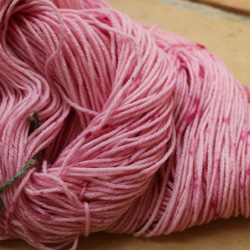 草木染のス－パ－ウオッシュメリノウ－ル100％　編みやすく、最高の手触り！Cochineal Spot 3枚目の画像