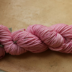 草木染のス－パ－ウオッシュメリノウ－ル100％　編みやすく、最高の手触り！Cochineal Spot 4枚目の画像