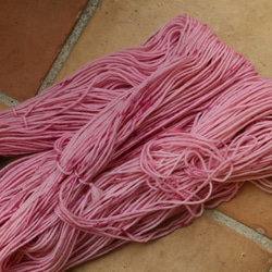 草木染のス－パ－ウオッシュメリノウ－ル100％　編みやすく、最高の手触り！Cochineal Spot 5枚目の画像