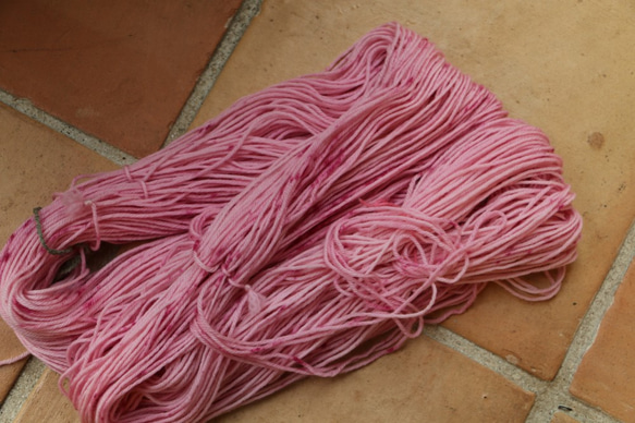 草木染のス－パ－ウオッシュメリノウ－ル100％　編みやすく、最高の手触り！Cochineal Spot 5枚目の画像