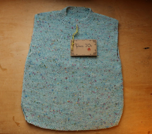 子供用のDelilah　脱ぎ着がとっても楽な草木染の総ゴム編みのベスト　Anny 1枚目の画像