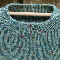 子供用のDelilah　脱ぎ着がとっても楽な草木染の総ゴム編みのベスト　Anny 2枚目の画像