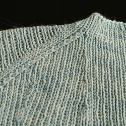 Delilah　脱ぎ着がとっても楽な草木染の総ゴム編みのベスト　Indigo　M size 再販 4枚目の画像