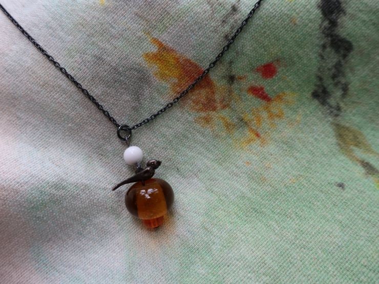 BEADS 鳥と琥珀色のガラスアンティークビーズネックレス (OG9)