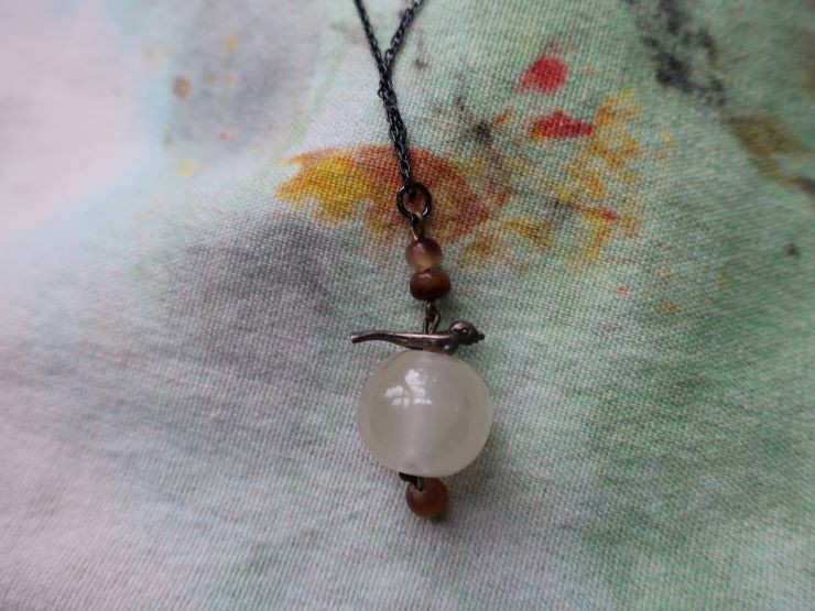 BEADS 鳥とムーンストーンのようなガラス　ビーズネックレス (OG11)